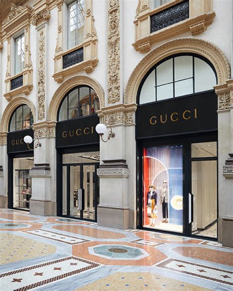 orari negozi gucci milano